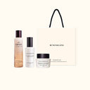 The Pure Lotus gavesæt med toner, serum og creme er den perfekte julegave til kvinden i 30'erne, 40'erne, 50'ern eller 60'erne. Med fuld fokus på fugt og næring er gavesættet ren forkælelse til alle hudtyper