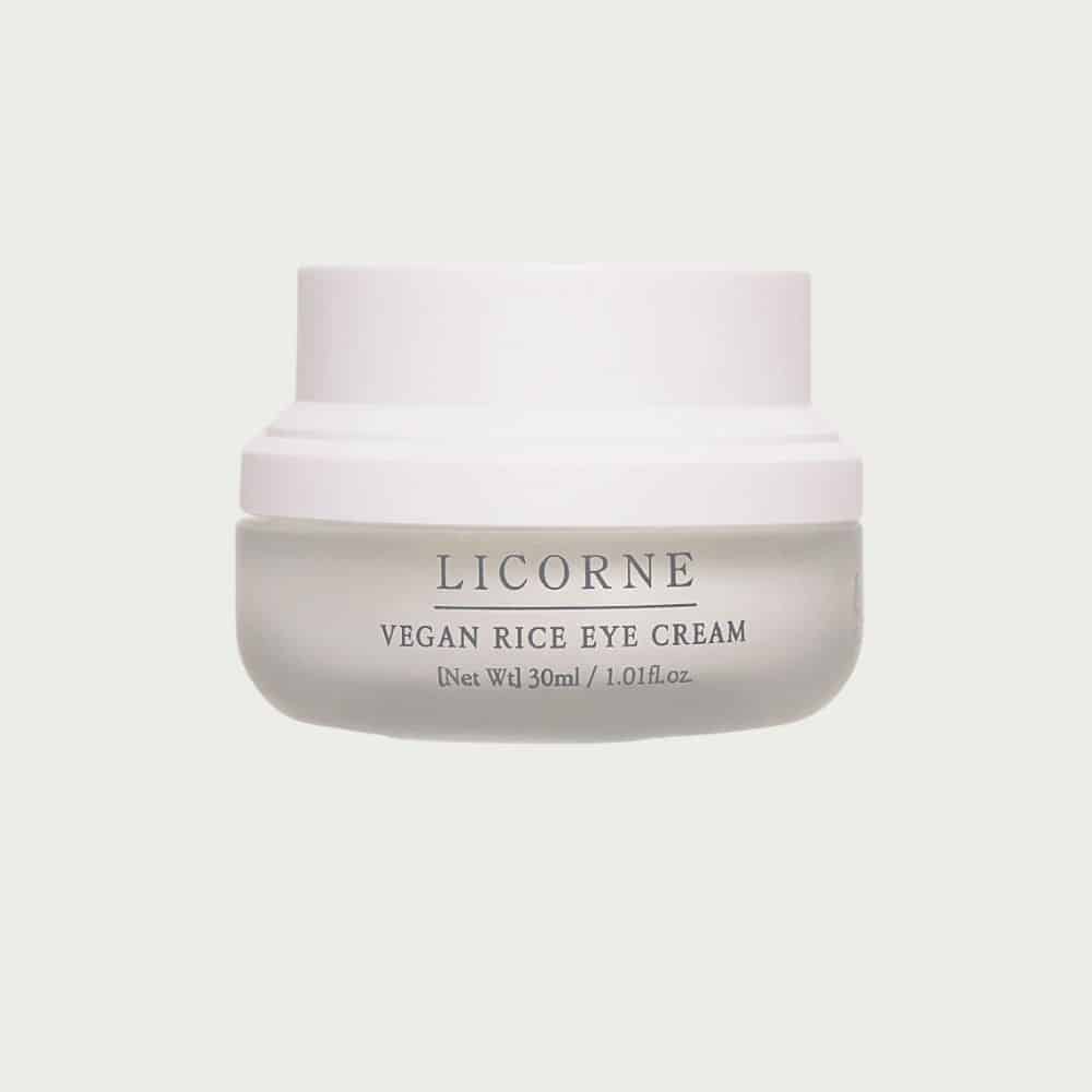 Licorne Vegan Rice Eye Cream til kombineret eller fedtet hud. Formuleret med niacinamid som lysner mørke rande og adenosin som mindsker fine linjer. Tilsat milde frugtsyrer så skællende eller fedtede øjenlåg holdes mildt eksfolieret og i balance