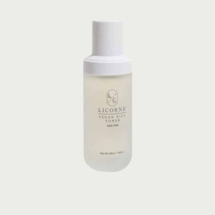 Vegansk toner skintonic med risekstrakt, aha og pha, som virker fugtgivende, afbalancerer kombineret og fedtet hud, og fjerner hudorme og tilstoppede porer mens huden får den fineste glassskin glød