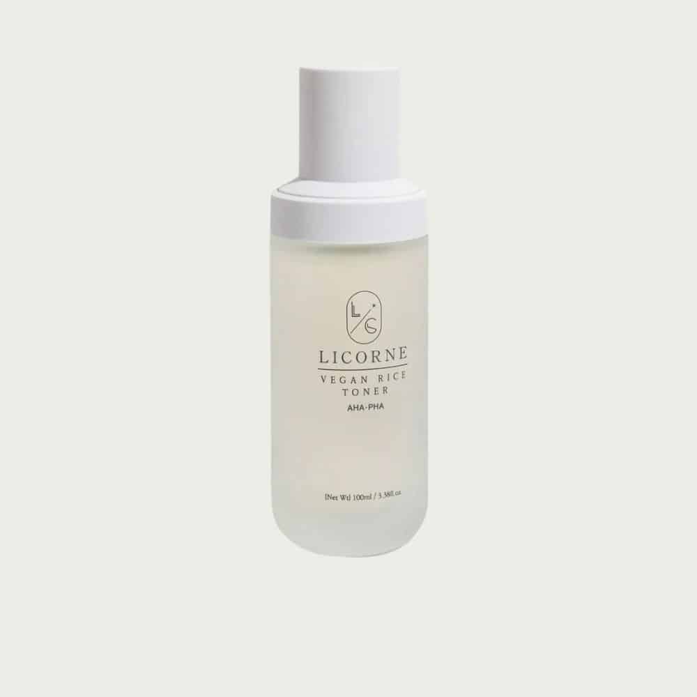 Vegansk toner skintonic med risekstrakt, aha og pha, som virker fugtgivende, afbalancerer kombineret og fedtet hud, og fjerner hudorme og tilstoppede porer mens huden får den fineste glassskin glød
