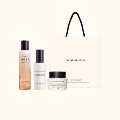 The Pure Lotus gavesæt med toner, serum og creme er den perfekte julegave til kvinden i 30'erne, 40'erne, 50'ern eller 60'erne. Med fuld fokus på fugt og næring er gavesættet ren forkælelse til alle hudtyper