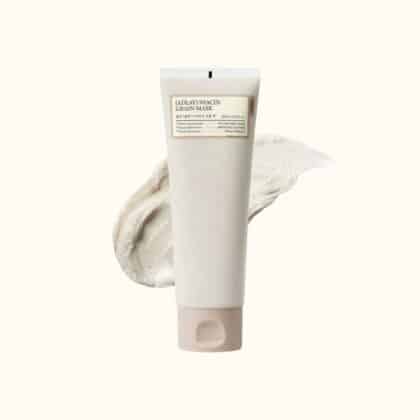 Peeling og rensende ansigtsmaske i ét nemt produkt. Produktet fjerner blidt døde hudceller, mens kaolin opsuger tilstopninger i porerne og niacinamid forebygger nye urenheder. Hyaluronsyre og panthenol bevarer hudens fugt, så huden efterlades helt glat, renset og aldrig tør.