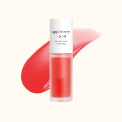 Nooni Appleberry er en let læbeolie, som giver læberne fugt, volumen og en fin subtil farve, der altid ser naturlig ud. Perfekt til dig, der ikke bryder dig om klassiske læbestifter men er for voksen til lipgloss