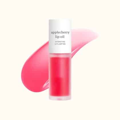 Nooni Applecherry Lipoil er en let læbeolie med en fin naturlig farve, der hjælper på tørre læber, øgere volumen og giver den fineste glans. Perfekt til dig, der ikke er til klassiske læbestifter men er vokset fra en decideret lipgloss